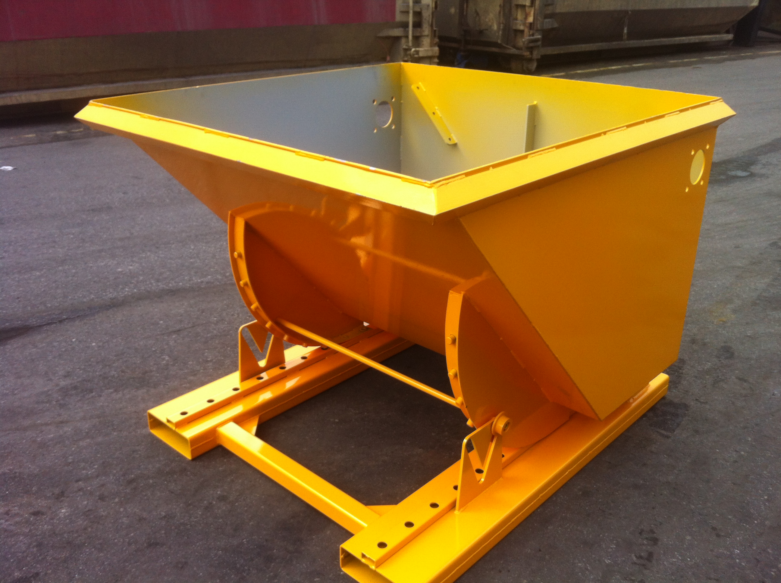 Vacuum tipping skip